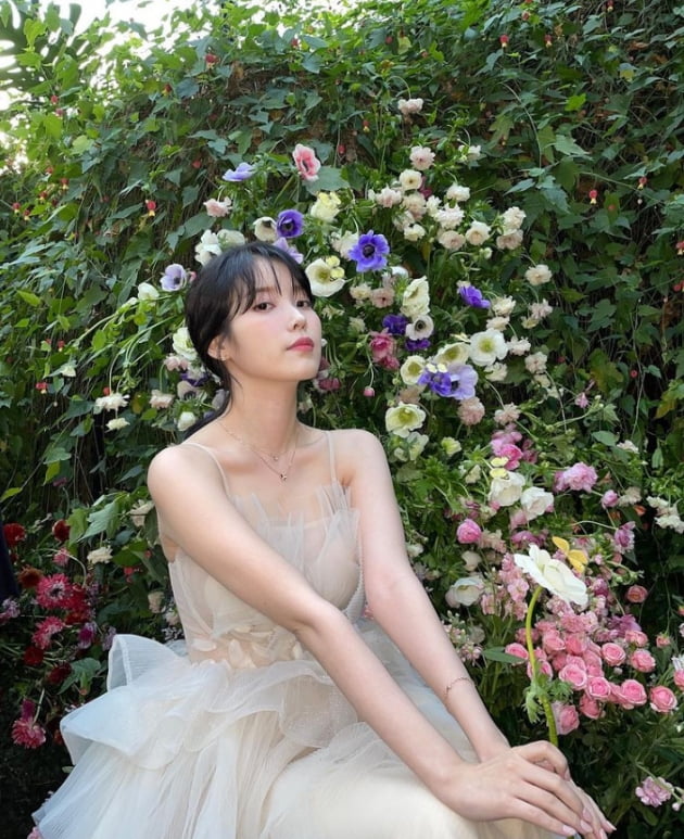 아이유, 봄을 부르는 여신...아이보리가 찰떡[TEN★]