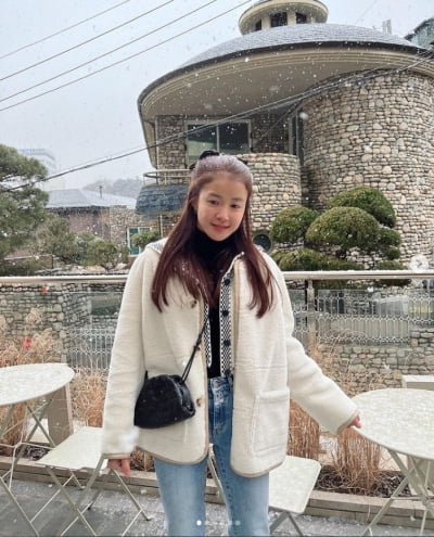 이시영, 명품 D사로 차려입고...눈 맞으며 산책중[TEN★]