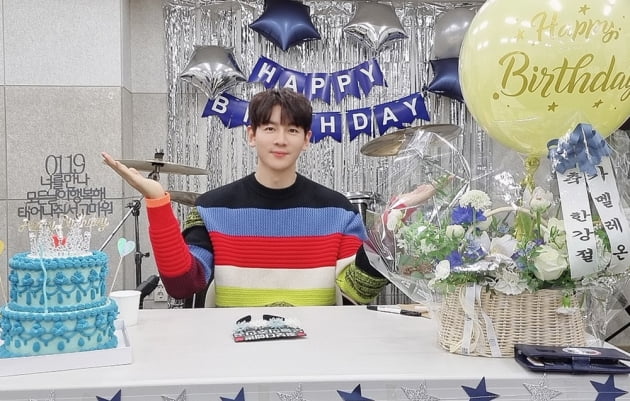 한강, 생일맞이 유튜브 랜선 파티 개최 "특별한 하루 감사, 보답할게요"