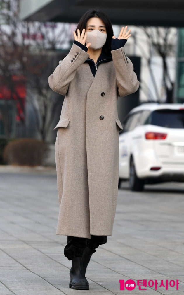 [TEN 포토] 박하선 '마네킹 몸매 감추고'