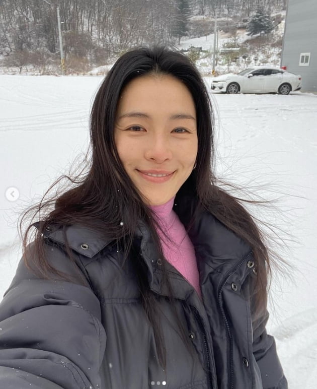 가희, 발리에서 못본 눈 행복한 미소...눈이 참 이쁘게 왔다[TEN★]