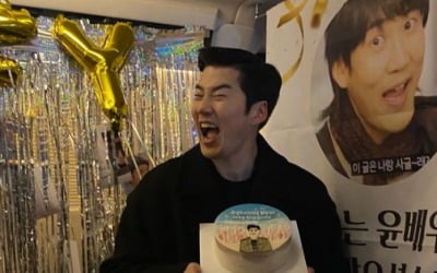 '사업가♥' 윤계상, '나랑 사귤래?' 이벤트에 활짝…결혼하더니 웃음꽃 폈어 [TEN★]