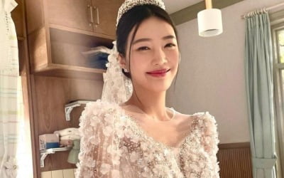'크러쉬♥' 조이, 결혼 임박? 웨딩드레스 피팅샷 공개…반지 이모티콘까지 [TEN★]