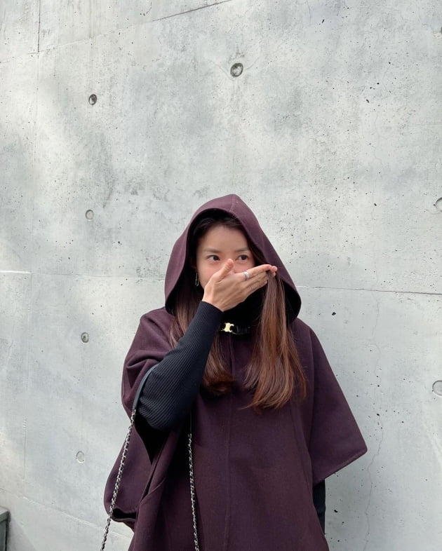 '사업가♥' 이시영, 명품 C사 코트로 마녀 패션 완성…마법 지팡이 휘두를 느낌 [TEN★]