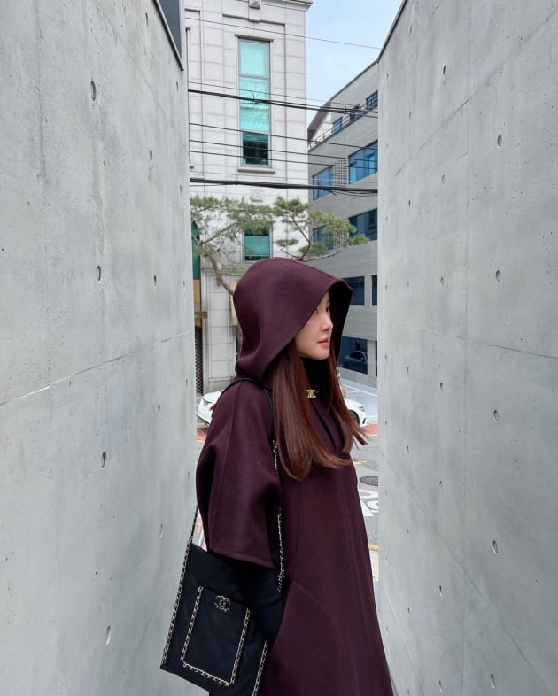 '사업가♥' 이시영, 명품 C사 코트로 마녀 패션 완성…마법 지팡이 휘두를 느낌 [TEN★]