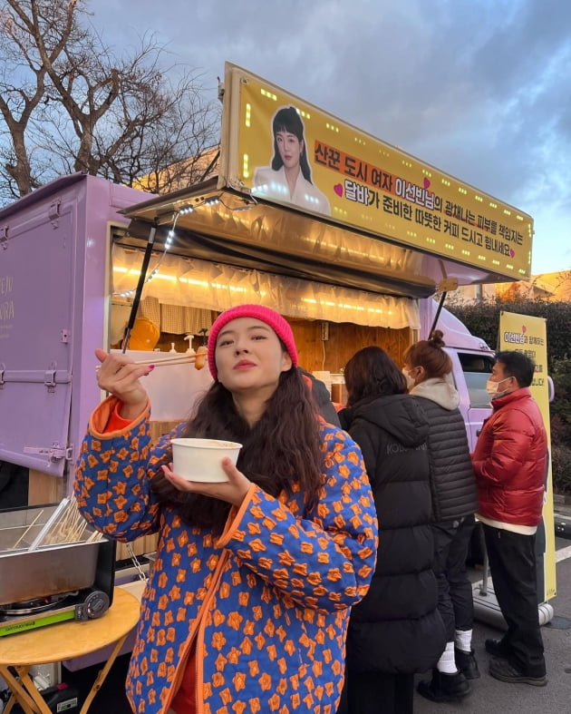 '이광수♥' 이선빈, 시골 농사철 일 패션인데 촌스럽지 않아 '상큼+발랄' [TEN★]