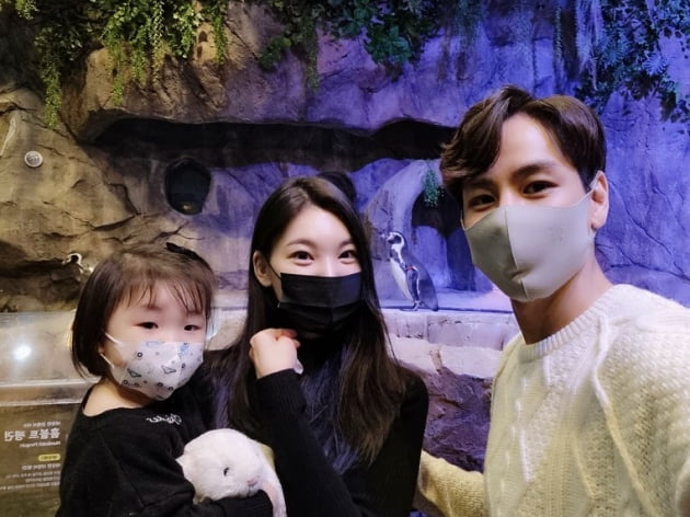 '재혼 준비' 윤남기, 떨어질 줄 모르는 ♥이다은 딸…육아 달인 다 됐네 [TEN★]
