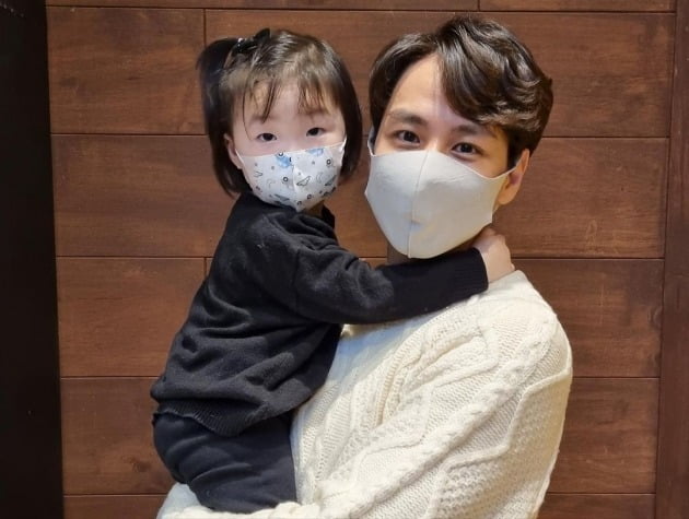 '재혼 준비' 윤남기, 떨어질 줄 모르는 ♥이다은 딸…육아 달인 다 됐네 [TEN★]