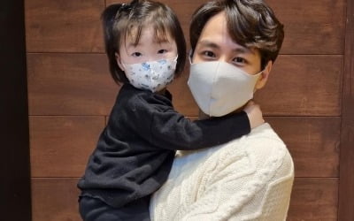 '재혼 준비' 윤남기, 떨어질 줄 모르는 ♥이다은 딸…육아 달인 다 됐네 [TEN★]