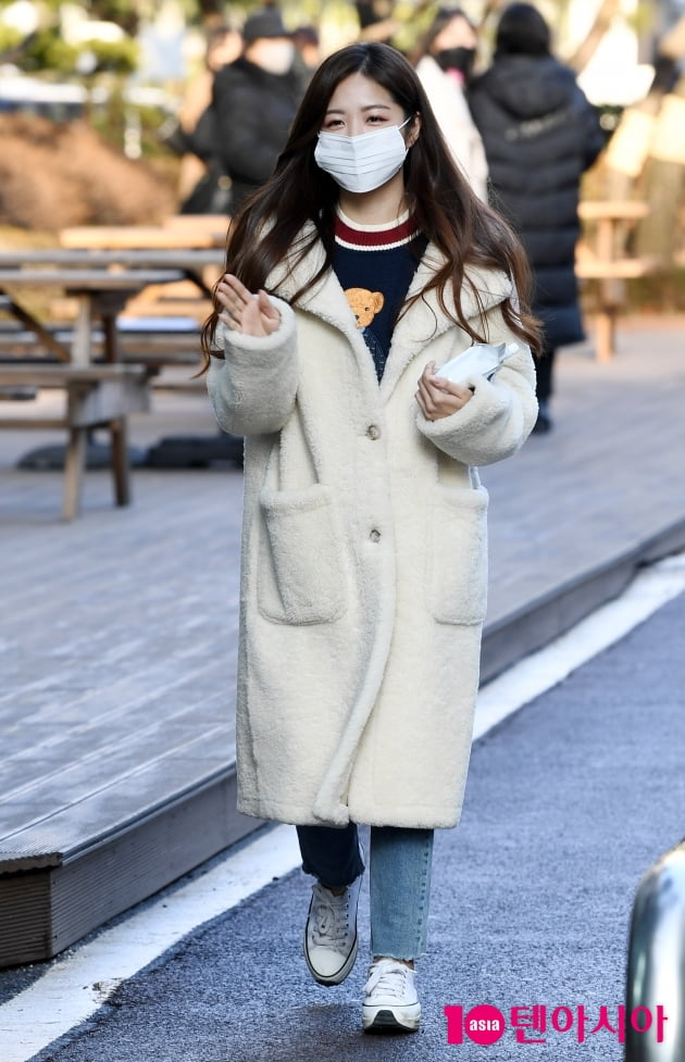 [TEN 포토] 정다경 '코트사이 귀여운 곰돌이'