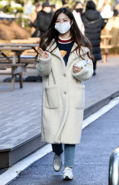 [TEN 포토] 정다경 '코트사이 귀여운 곰돌이'