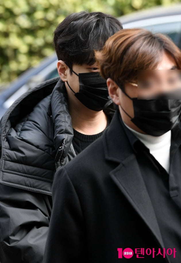 [TEN 포토] 이찬원 '매니저뒤에 바짝 붙어서'