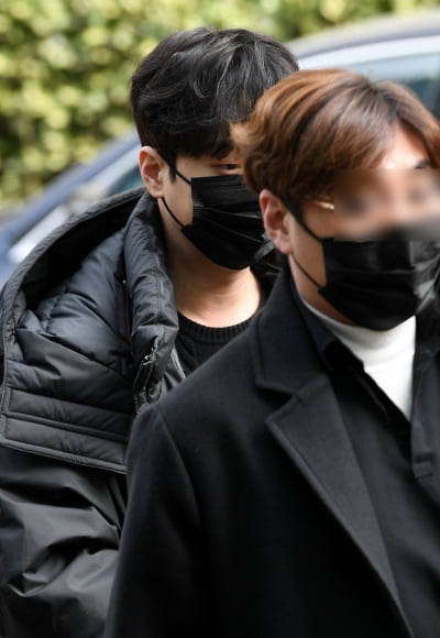 [TEN 포토] 이찬원 '매니저뒤에 바짝 붙어서'