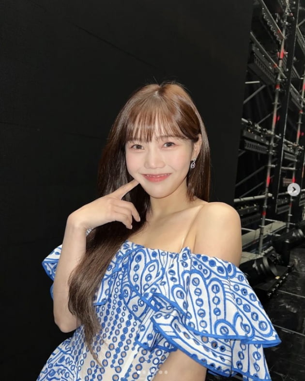 오마이걸 효정, 쇄골미인...청순미 넘치는 미소[TEN★]