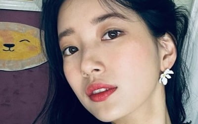 수지, 이 각도에서도 살아남네…패션의 완성은 얼굴 [TEN★]