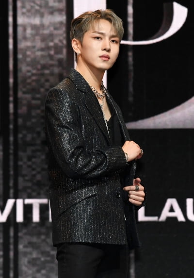 [TEN 포토] 펜타곤 키노 '날렵한 턱선'