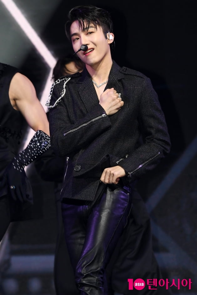 [TEN 포토] 펜타곤 진호 "1위 공약 바디프로필 찍겠다"