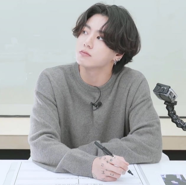 방탄소년단 정국 자체 디자인 굿즈, 빛의 속도 '순삭' 품절 "구매 버튼도 못 봐 역대급"