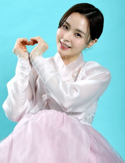 [TEN 포토] 최윤라 '한복입고 설 인사드려요'