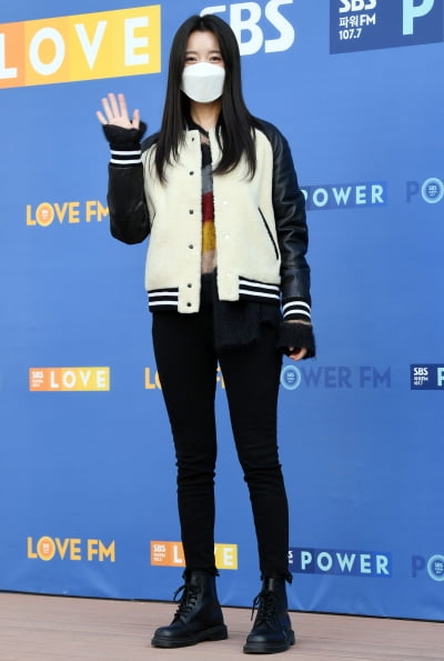 [TEN 포토] 한효주 '손 인사하는 인형'