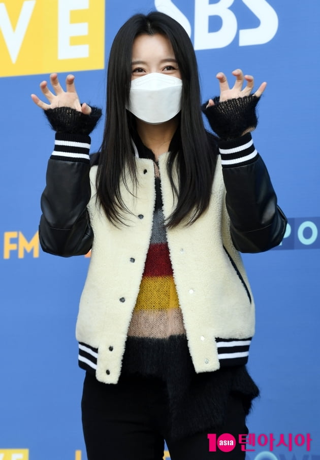 [TEN 포토] 한효주 '호랑이 기운 받으세요'