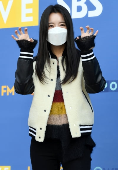 [TEN 포토] 한효주 '호랑이 기운 받으세요'