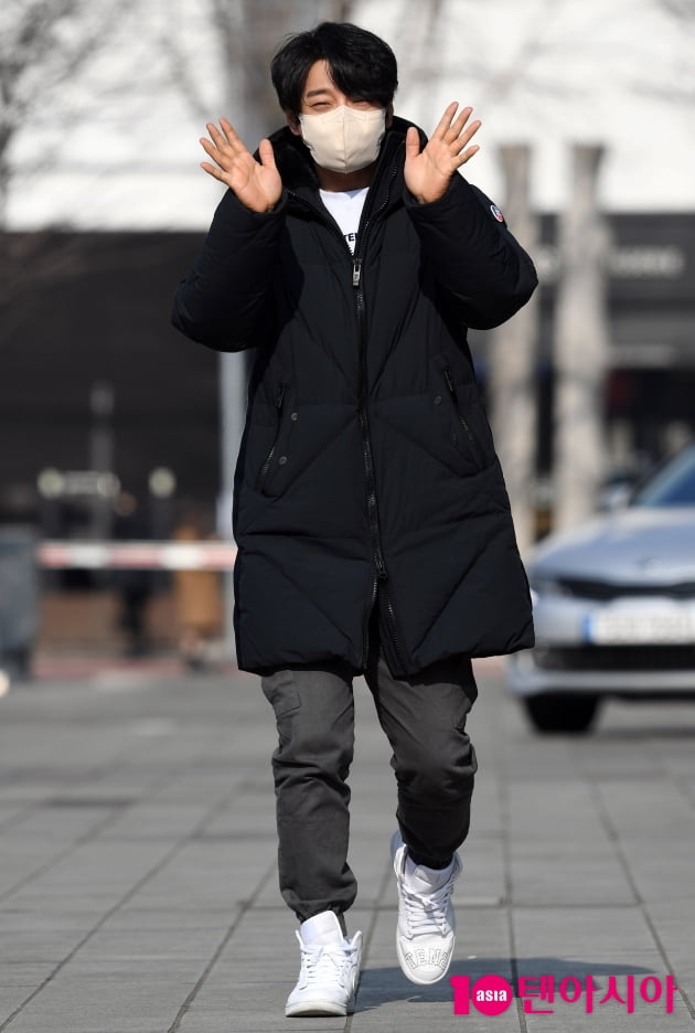 [TEN 포토] 황치열 '편안한 출근길 패션'