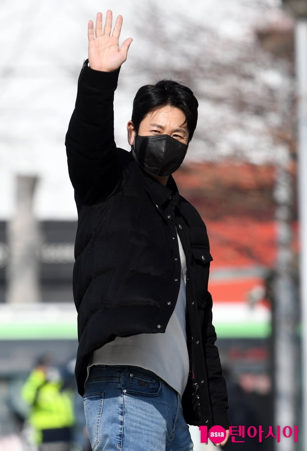 [TEN 포토] 이선균 '반가워요~'