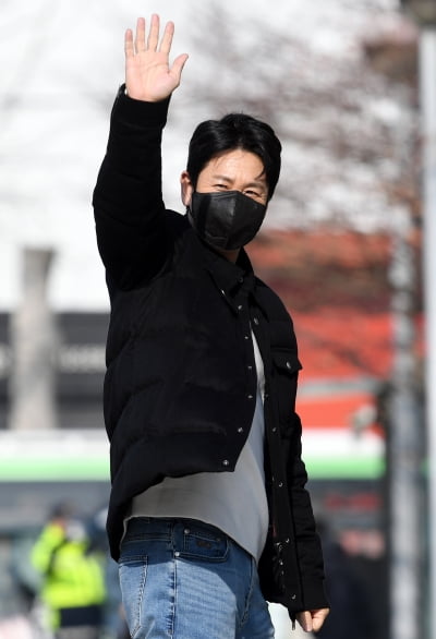 [TEN 포토] 이선균 '반가워요~'