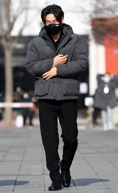 [TEN 포토] 설경구 '수줍은 발걸음'