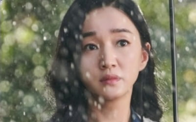 '공작도시' 수애, 김강우X이이담 바라보는 서글픈 표정