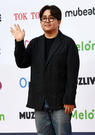 [TEN 포토] 스탠딩 에그 '수줍은 인사''