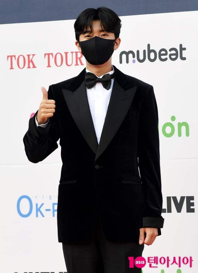 [TEN 포토] 임영웅 '유니크한 엄지척'
