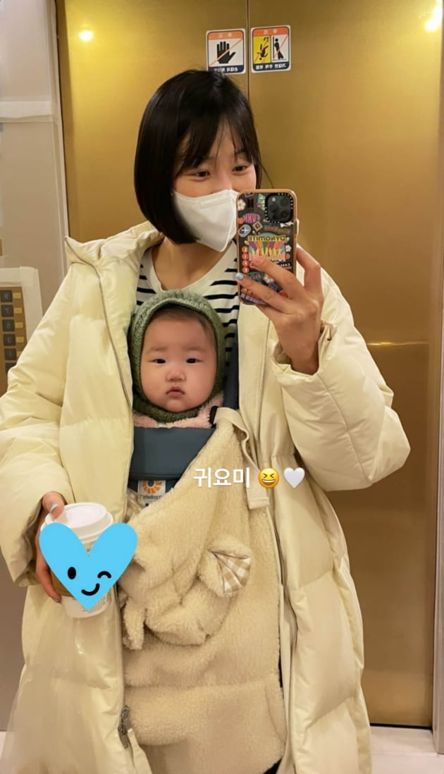 '검사♥' 한지혜, "볼록 볼살" 귀요미 딸과 캥거루 모녀샷…한 손엔 별다방, 다른 손에 휴대폰 [TEN★]
