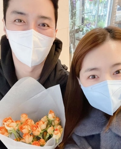 소이현♥인교진, 결혼 9년 차에도 신혼처럼 눈에서 꿀이 뚝뚝 [TEN★]