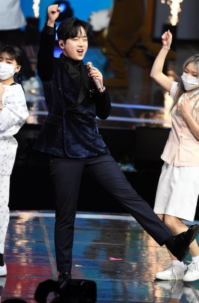 [TEN 포토] 이찬원 '힘을 내~세요~'