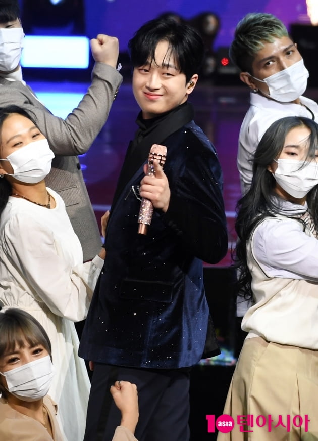 [TEN 포토] 이찬원 '뒤돌아보면 심쿵'
