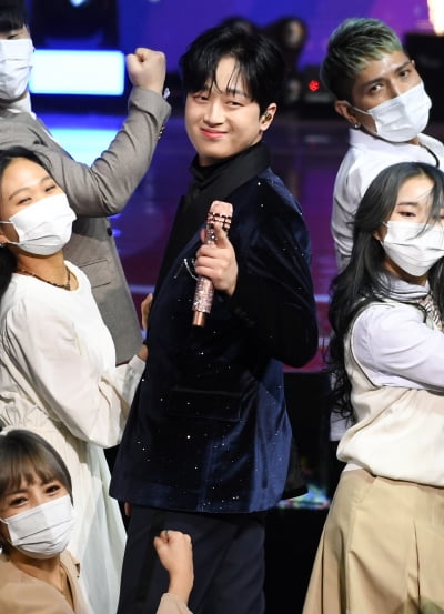 [TEN 포토] 이찬원 '뒤돌아보면 심쿵'