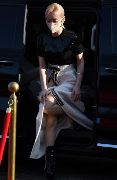 [TEN 포토] 태연 '아슬아슬한 하차'