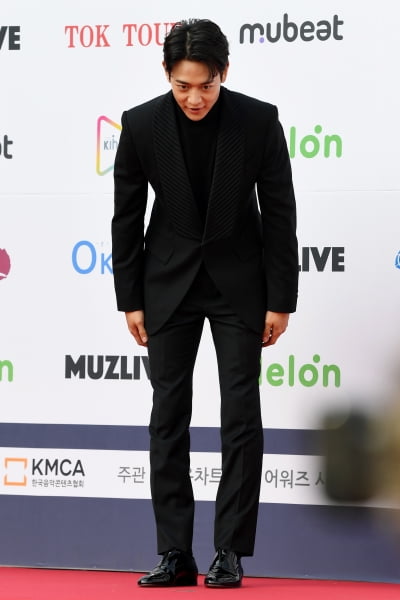 [TEN 포토] 샤이니 민호 '예의바른 폴더인사'