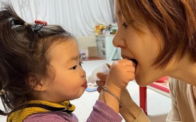 이윤지, ♥치과의사 남편 닮은 둘째 딸도 다 컸네 "서로 약 먹여주기" [TEN★]