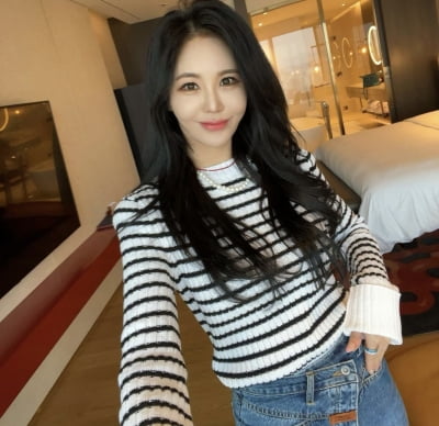 강예빈, 푹 파인 원피스에 매치한 C사 가방 얼마야…외모도 명품[TEN★]