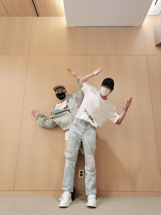 방탄소년단 진과 제이홉의 "사랑스러운 우정과 특별한 깜짝선물"