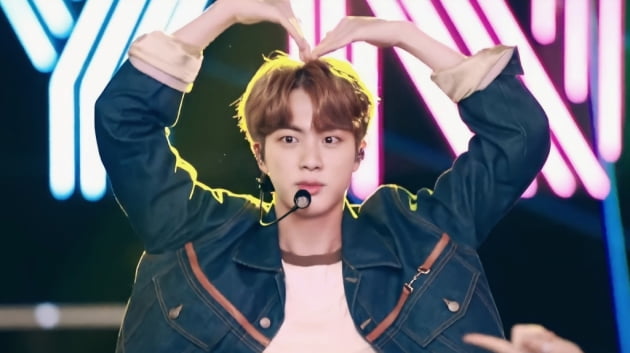 방탄소년단 진과 제이홉의 "사랑스러운 우정과 특별한 깜짝선물"