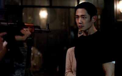 '설강화' 정해인X지수, 애처롭게 바라보는 두 사람