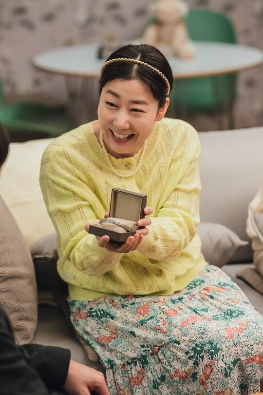 라미란, 무모하면서도 화끈한 '사모림' 役 변신...남다른 코믹연기 기대UP ('내과 박원장')