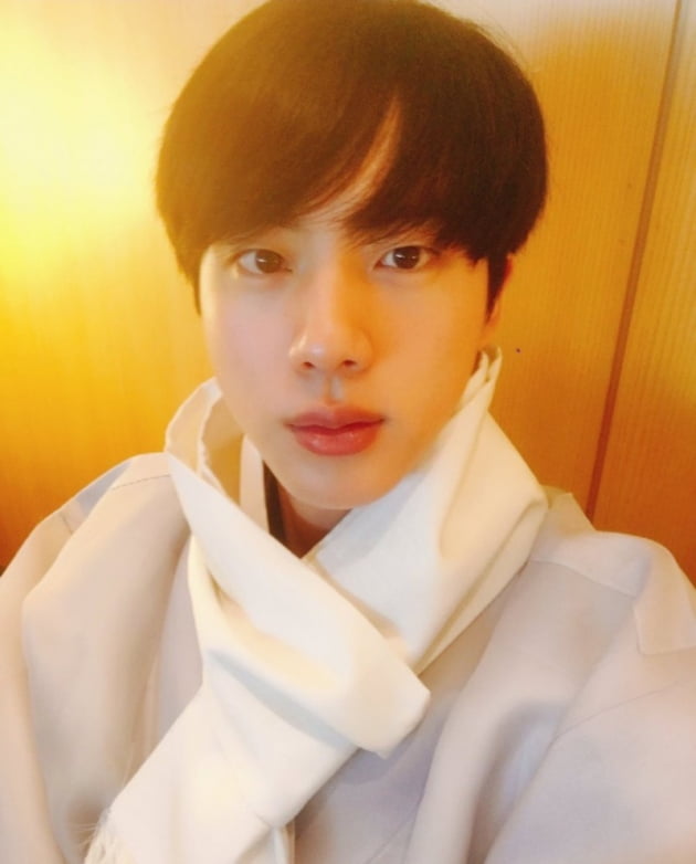 '비주얼킹' 방탄소년단 진의 설맞이 셀카와 다정한 설 인사