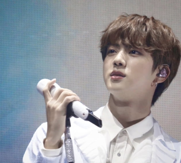 방탄소년단 진 솔로곡 ‘Moon’ 유튜브 3500만 돌파.. 식지 않는 인기