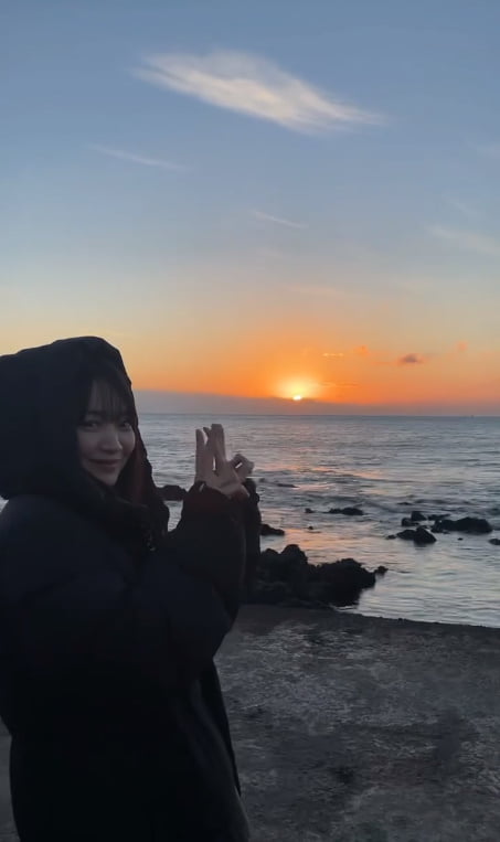 신민아, '♥' 김우빈과 함께 했나?…일출 보며 해맑게 '브이' [TEN★]