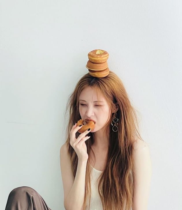 서현, 창백한 얼굴+앙상한 몸…빵을 왜 머리 위에? [TEN★]